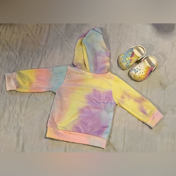 Baby Girl Tie-dye Bundle Includes
Hoodie NWOT size 80…. 12 months 
Crocs size 4C - Picture 2 of 10